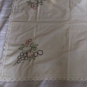 Vtg Fruit Embroidered Cream Tablecloth with Lace Edge